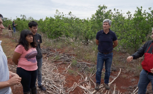 En la chacra. El técnico Pablo Herrera, Sara Cardozo y uno de sus hijos, Juan José Szychowski y Nelson Dalcolmo