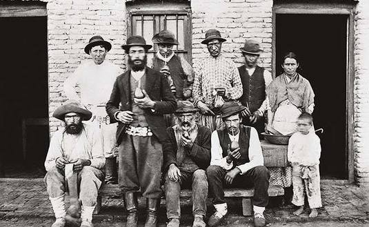 Personal de una estancia (1895). Foto: Samuel Boote. Personal de una estancia (1895). Foto: Samuel Boote.