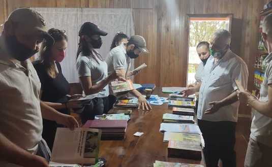 Recorrido por el Museo de la Casa del Mate, donde se pueden apreciar herramientas de trabajo de los agricultores y bibliografía referente a yerba mate y al agro.