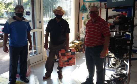 Los directores Nelson Dalcolmo y Claudio Marcelo Hacklander junto a productores en Apóstoles. Los directores Nelson Dalcolmo y Claudio Marcelo Hacklander junto a productores en Apóstoles.