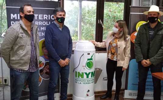 Imagen de El INYM donó un termo expendedor de agua caliente para mates Imagen de El INYM donó un termo expendedor de agua caliente para mates