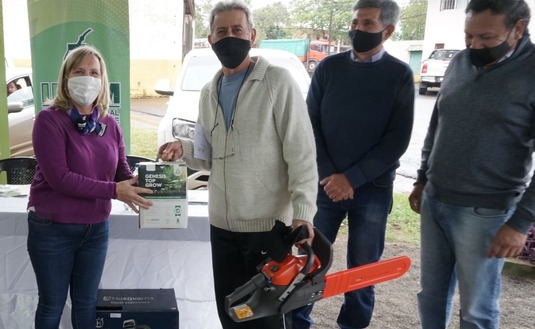 Imagen de Entregamos herramientas en la localidad de Apóstoles