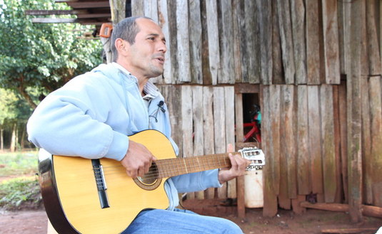 La guitarra y el optimismo: siempre presentes en la vida de Jairo.