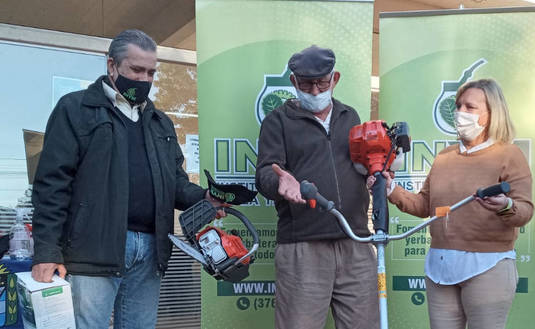 Imagen de Continúa la entrega de herramientas a productores yerbateros