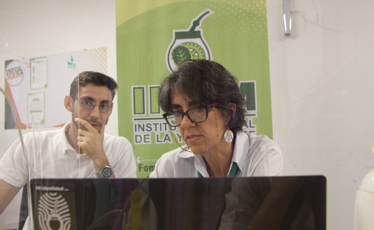 El Ing. Marcos Kubiszen del área técnica del INYM junto a la Ing. Verónica Scalerandi, subgerente del área.