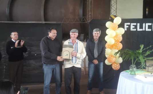 El vicepresidente del INYM, Ricardo Maciel, entregó un presente a Estanislao Marczuk, uno de los socios fundadores El vicepresidente del INYM, Ricardo Maciel, entregó un presente a Estanislao Marczuk, uno de los socios fundadores