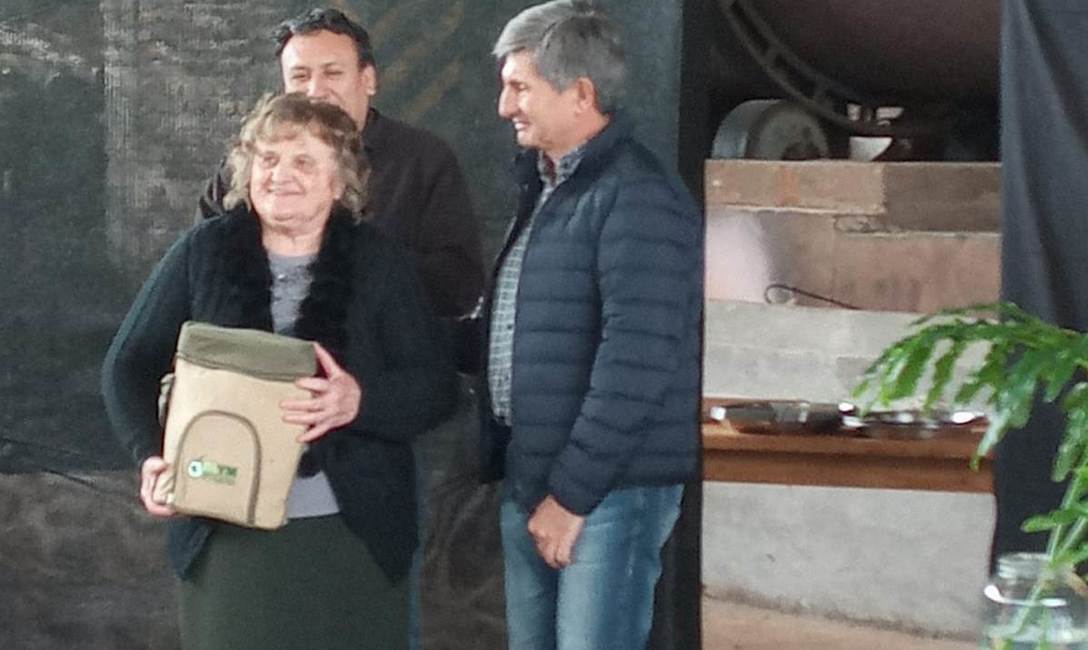 Olga Kozij recibió el presente de manos del presidente del INYM.