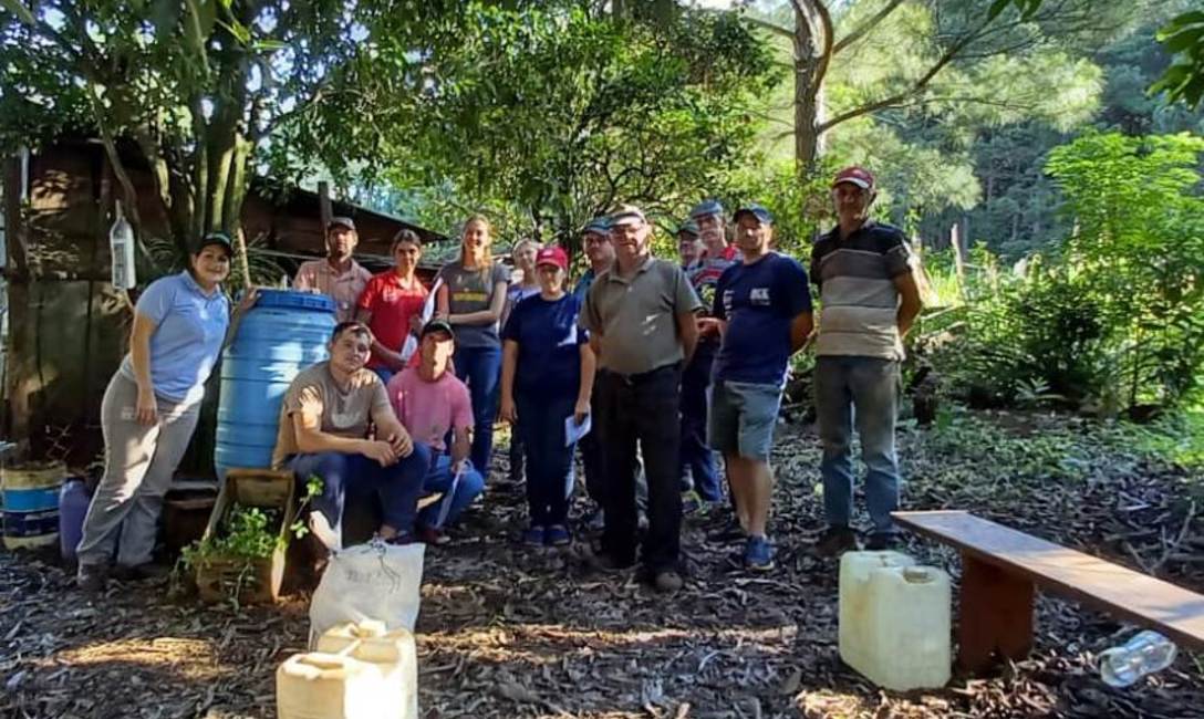 Imagen de Productores de Montecarlo y Guaraypo aprendieron c&oacute;mo preparar fertilizante org&aacute;nico para la yerba