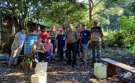 Imagen de Productores de Montecarlo y Guaraypo aprendieron cómo preparar fertilizante orgánico para la yerba
