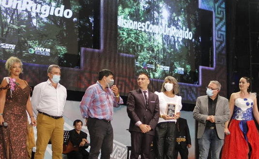 Nelson Dalcolmo, director por la Producción del INYM, representando a la Yerba Mate Argentina, junto a la delegación de Cultura, en el escenario de Cosquín.