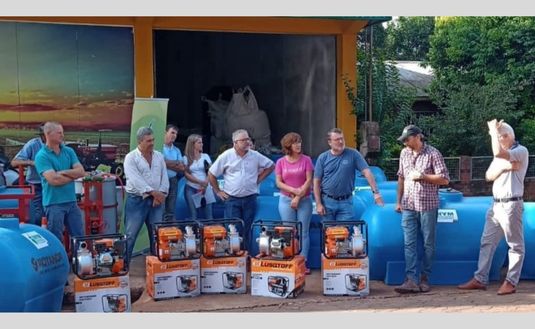 Imagen de El INYM entregó otros 19 tanques de agua y 20 motobombas a productores en Salto Encantado Imagen de El INYM entregó otros 19 tanques de agua y 20 motobombas a productores en Salto Encantado