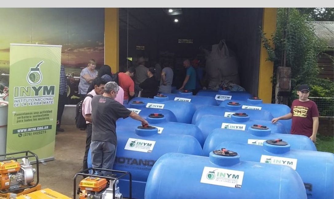 Imagen de El INYM entreg&oacute; otros 19 tanques de agua y 20 motobombas a productores en Salto Encantado