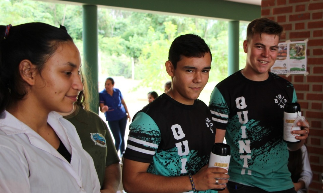 Imagen de Estudiantes de Andresito, con el Mate en la Escuela