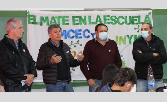 Imagen de Autoridades y estudiantes, aprendiendo con El Mate en la Escuela