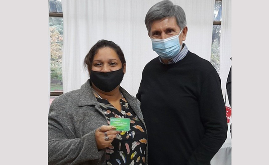 Imagen de Productores de Ruiz de Montoya y Jardín América recibieron sus carnets de cobertura de salud