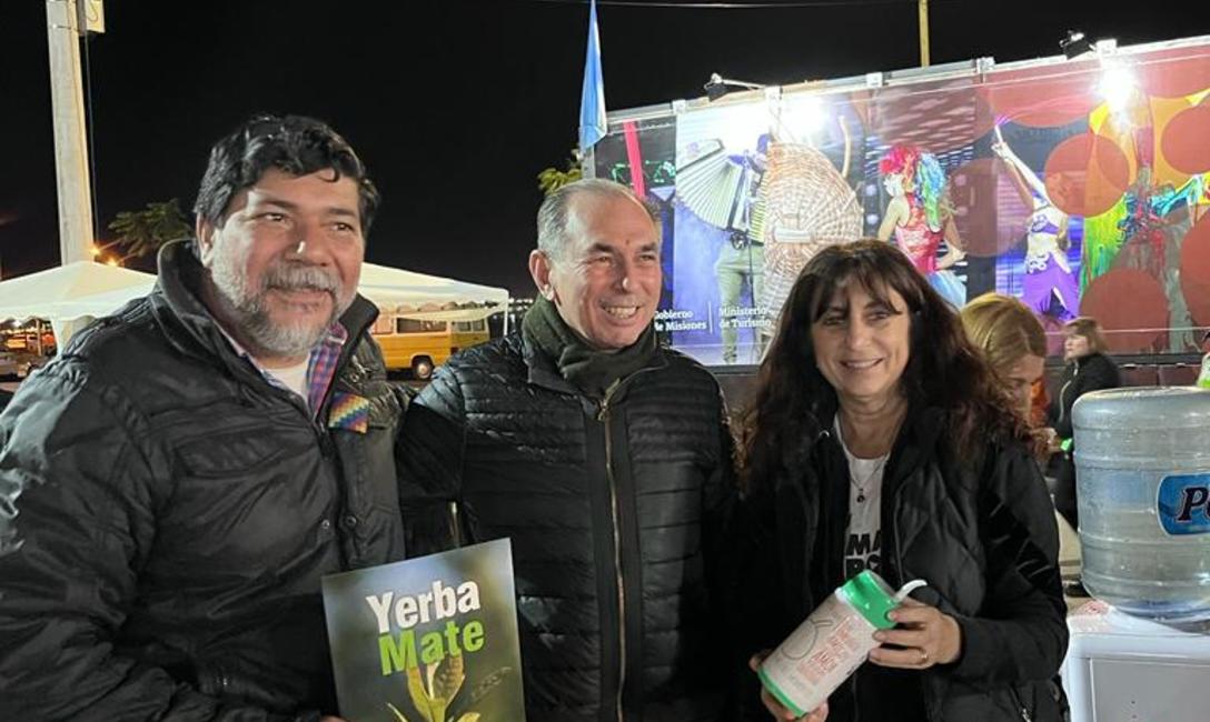 El intendente de Posadas, Leonardo Stellato, junto al Ministro Schuap y la subgerente de Promoción del INYM, María Marta Oria