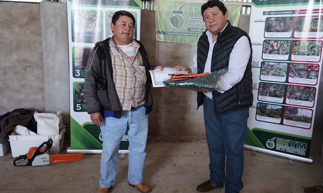 Carmelo Rojas, Director por los Trabajadores Rurales en el Instituto, entrega certificado e indumentaria.