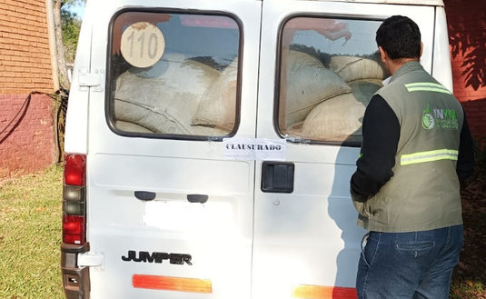 Imagen de En un nuevo operativo, la Policía y el INYM detuvieron un cargamento de yerba canchada sin documentación