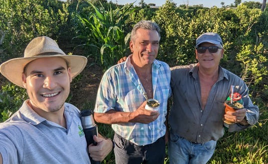 Imagen de Yerbales sustentables y agua, temas de la visita del INYM a productores de 25 de Mayo