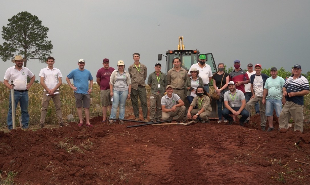 El ingeniero Mat&iacute;as Bazila, junto al equipo t&eacute;cnico y productores durante una jornada de sistematizaci&oacute;n de suelos.