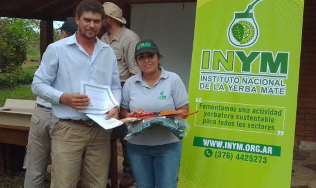 Vanesa Ortega, técnica del INYM junto a productores.