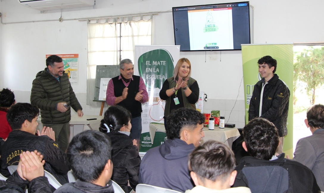 Imagen de El Mate en la Escuela, junto a estudiantes de ERAGIA-UNNE, en Corrientes