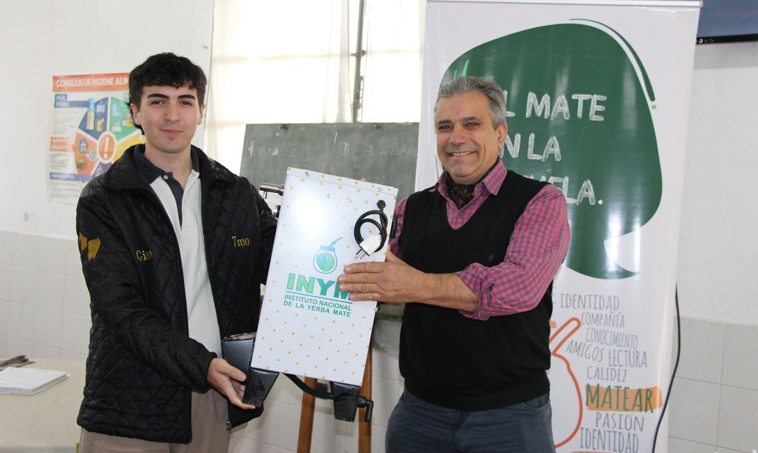 Imagen de El Mate en la Escuela, junto a estudiantes de ERAGIA-UNNE, en Corrientes