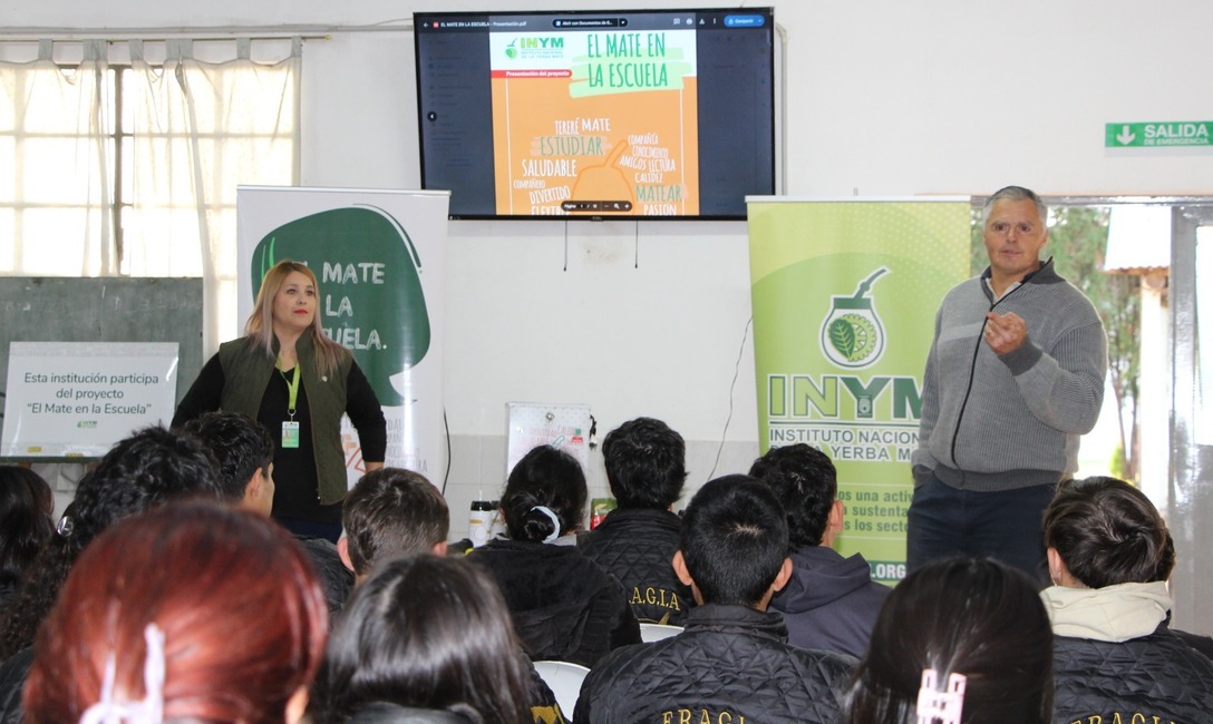 Imagen de El Mate en la Escuela, junto a estudiantes de ERAGIA-UNNE, en Corrientes