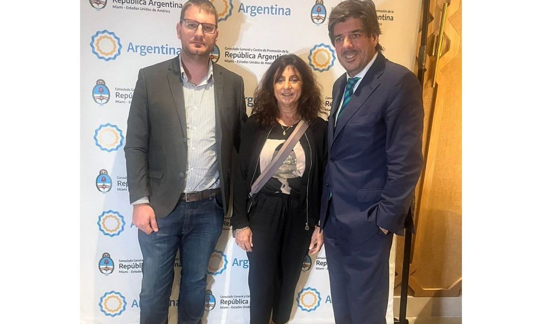 El director por Cooperativas en el INYM, Denis Bochert junto al cónsul General y director del Centro de Promoción de la República Argentina en Miami, Marcelo Gilardoni, y  Maria Martha Oria, subgerente del Area de Pormoción del Instituto.