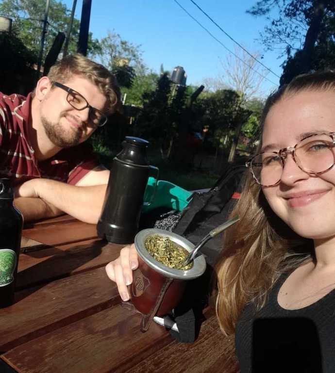 Imagen de Tania y Gustavo, a punto de recibirse como Ingenieros Agrónomos tras estudiar con becas del INYM