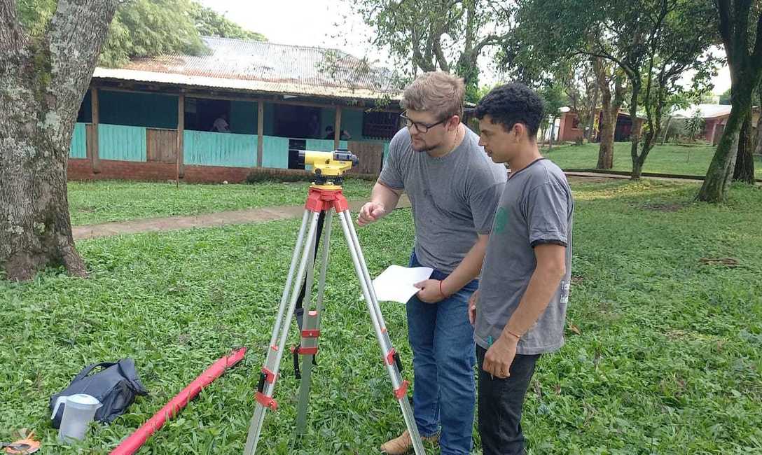 Imagen de Tania y Gustavo, a punto de recibirse como Ingenieros Agr&oacute;nomos tras estudiar con becas del INYM
