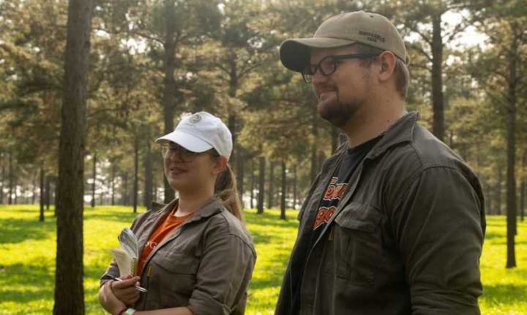 Imagen de Tania y Gustavo, a punto de recibirse como Ingenieros Agr&oacute;nomos tras estudiar con becas del INYM