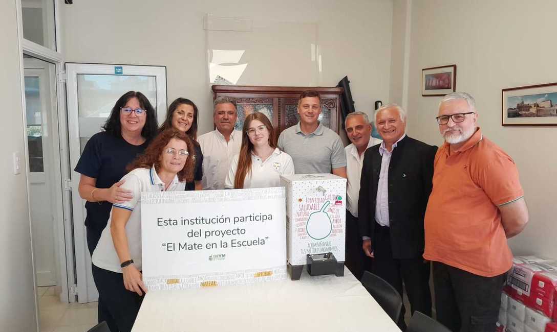 Imagen de Estudiantes de El Mate en la Escuela recibieron un dispenser de agua caliente