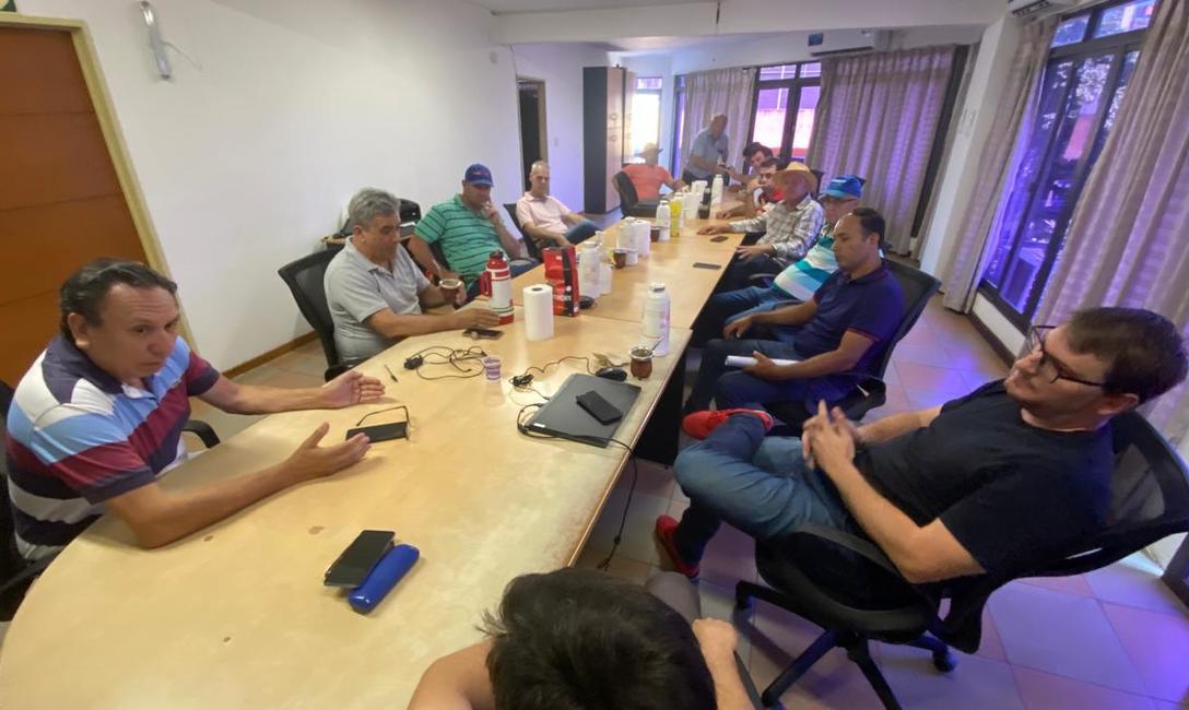 Imagen de Reuni&oacute;n con referentes yerbateros