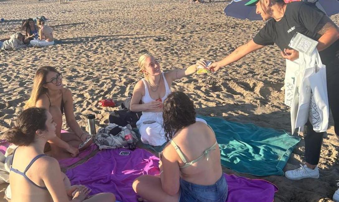 Imagen de Yerba Mate Argentina en la playa