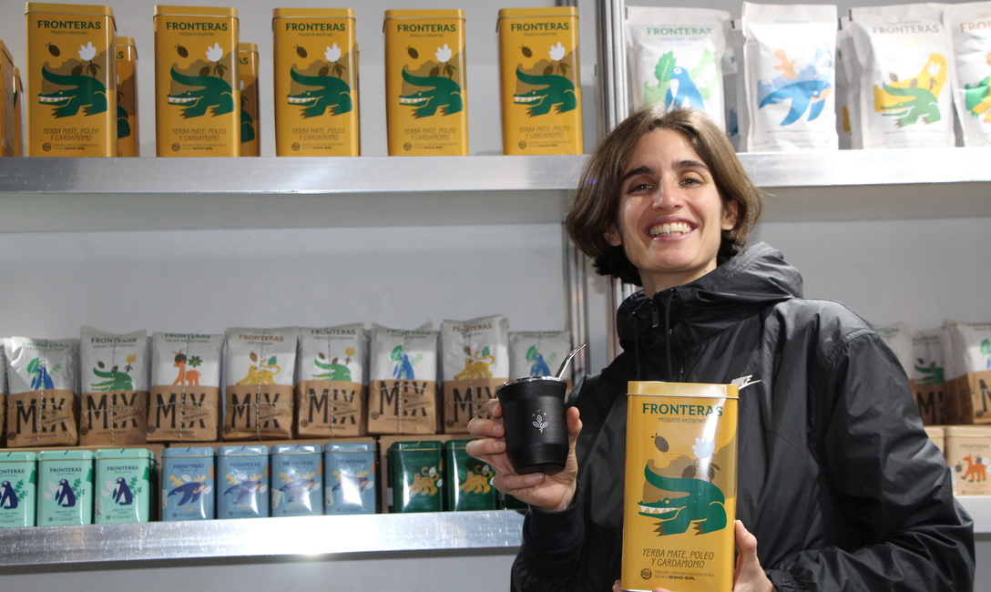Fronteras, de Viva La Mezcla SA, además de la yerba tradicional, tiene 5 mezclas: Yerba Mate, Menta y Jengibre; Yerba Mate, Naranja y Jengibre; Yerba Mate, Manzanilla y Naranja.