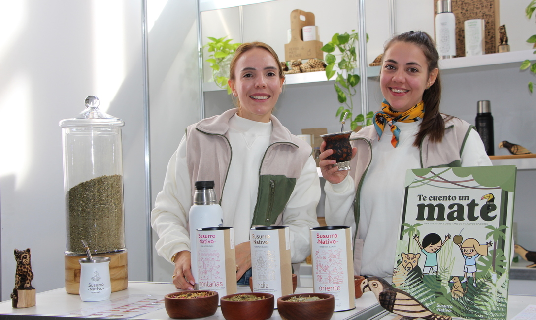 Susurro Nativo es un blend de yerba mate premium, que une la exquisita combinación de hierbas y frutos nativos. Se presenta en las variantes&#8239;Remansos,&#8239;Montañas, Brisas, India, Sabana, y Oriente.