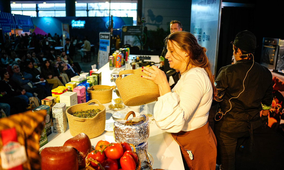La sommelier de yerba mate Angélica Echenique compartió con el público historias, costumbres y propuestas de maridaje con yerba mate.