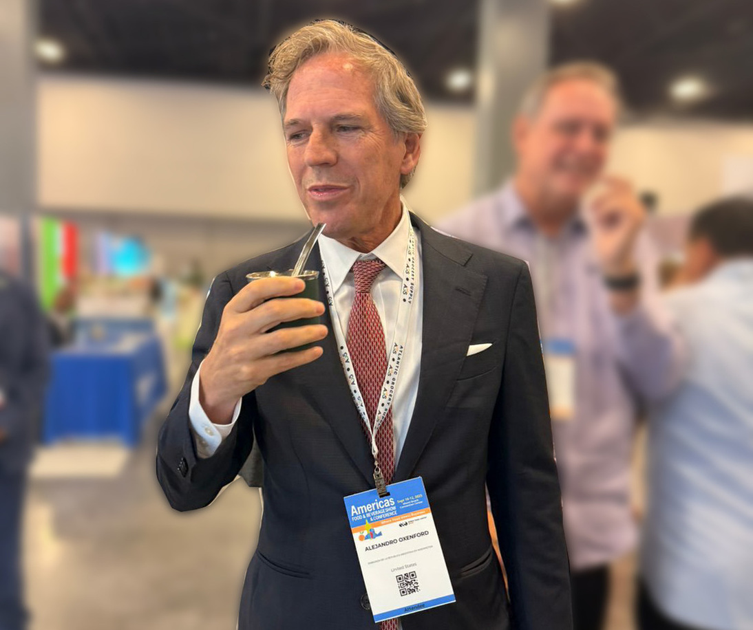 Imagen de El embajador en los Estados Unidos visitó el pabellón yerbatero en la Feria "Food and Beverages", en Miami