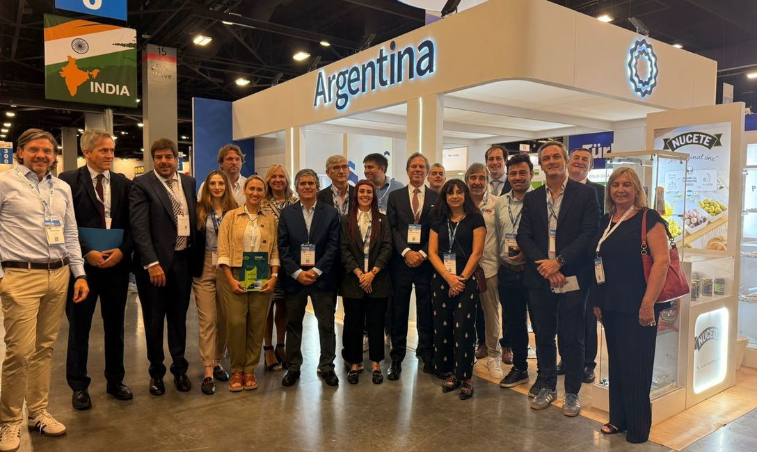 Imagen de El embajador en los Estados Unidos visit&oacute; el pabell&oacute;n yerbatero en la Feria &quot;Food and Beverages&quot;, en Miami