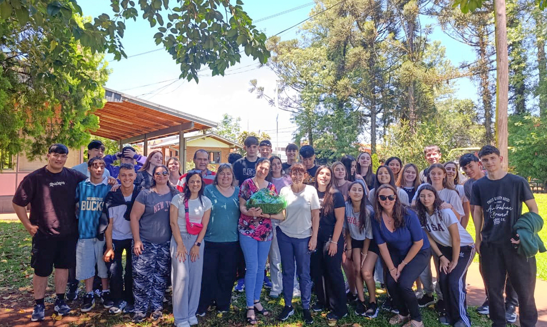 Imagen de El Mate en la Escuela: estudiantes de Santa Fe visitaron establecimientos yerbateros y entregaron un presente a la cooperativa que los apadrina