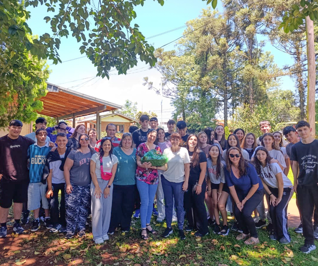Imagen de El Mate en la Escuela: estudiantes de Santa Fe visitaron establecimientos yerbateros y entregaron un presente a la cooperativa que los apadrina