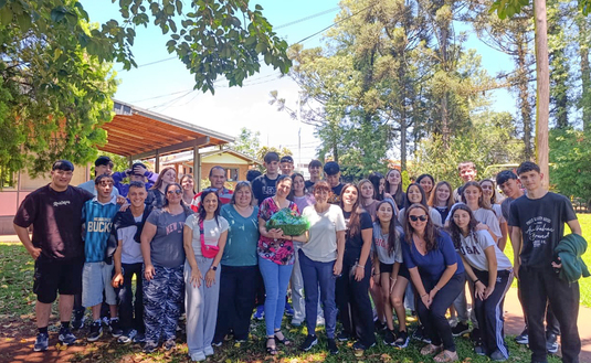 Imagen de El Mate en la Escuela: estudiantes de Santa Fe visitaron establecimientos yerbateros y entregaron un presente a la cooperativa que los apadrina