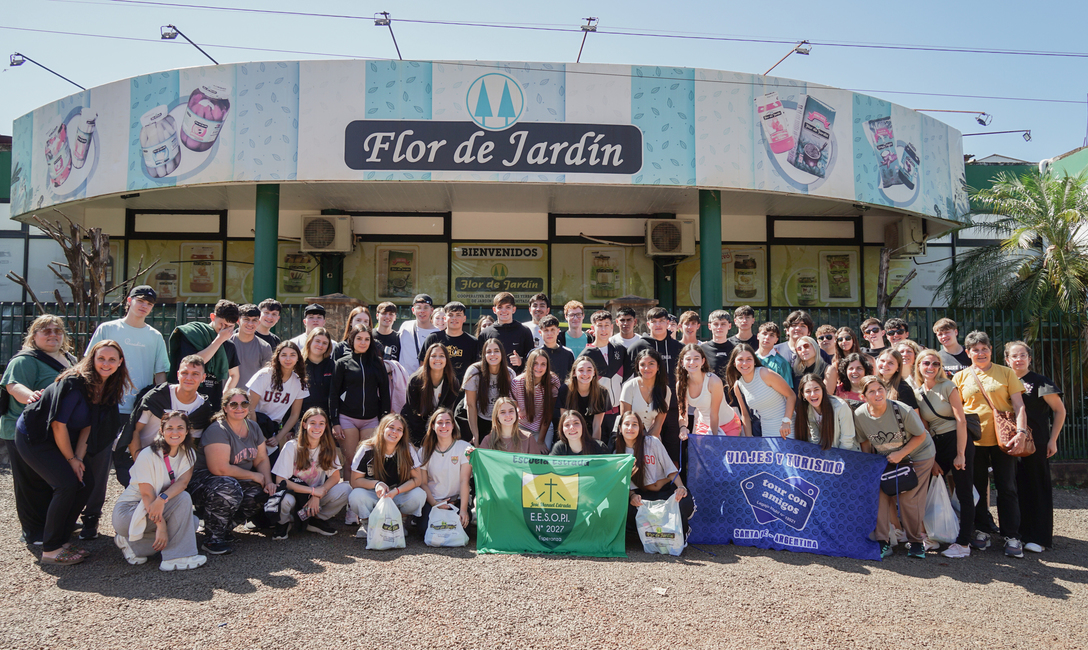 Imagen de El Mate en la Escuela: estudiantes de Santa Fe visitaron establecimientos yerbateros y entregaron un presente a la cooperativa que los apadrina
