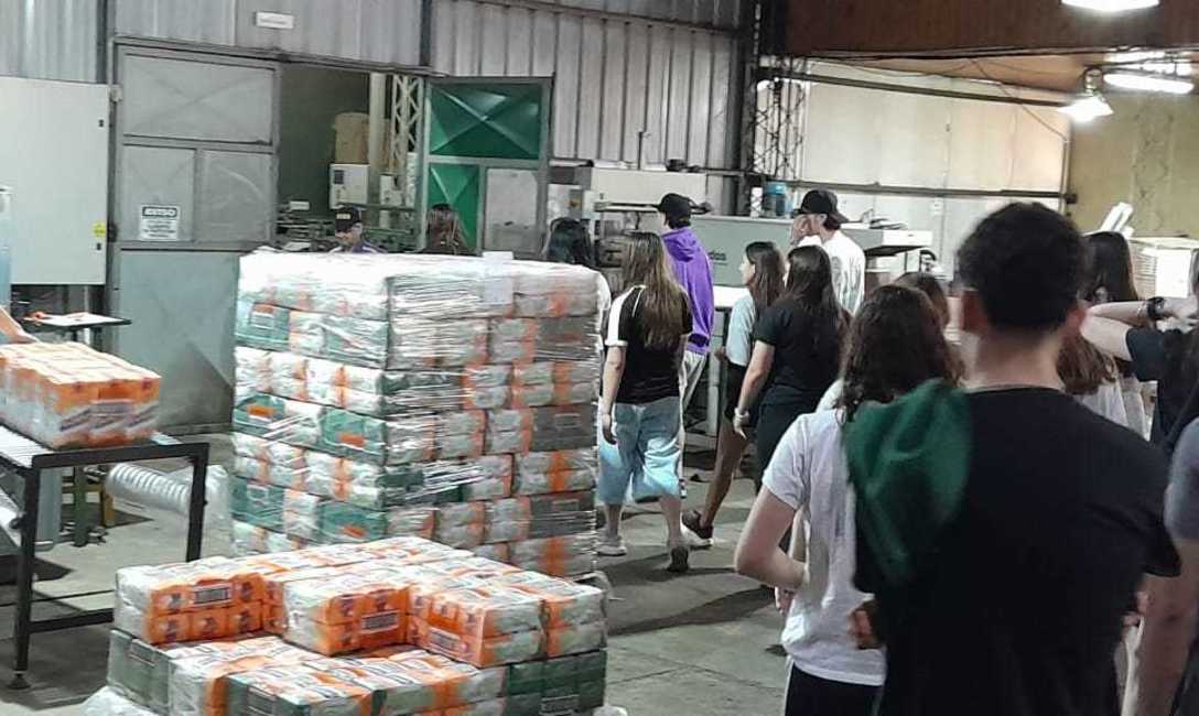 Imagen de El Mate en la Escuela: estudiantes de Santa Fe visitaron establecimientos yerbateros y entregaron un presente a la cooperativa que los apadrina