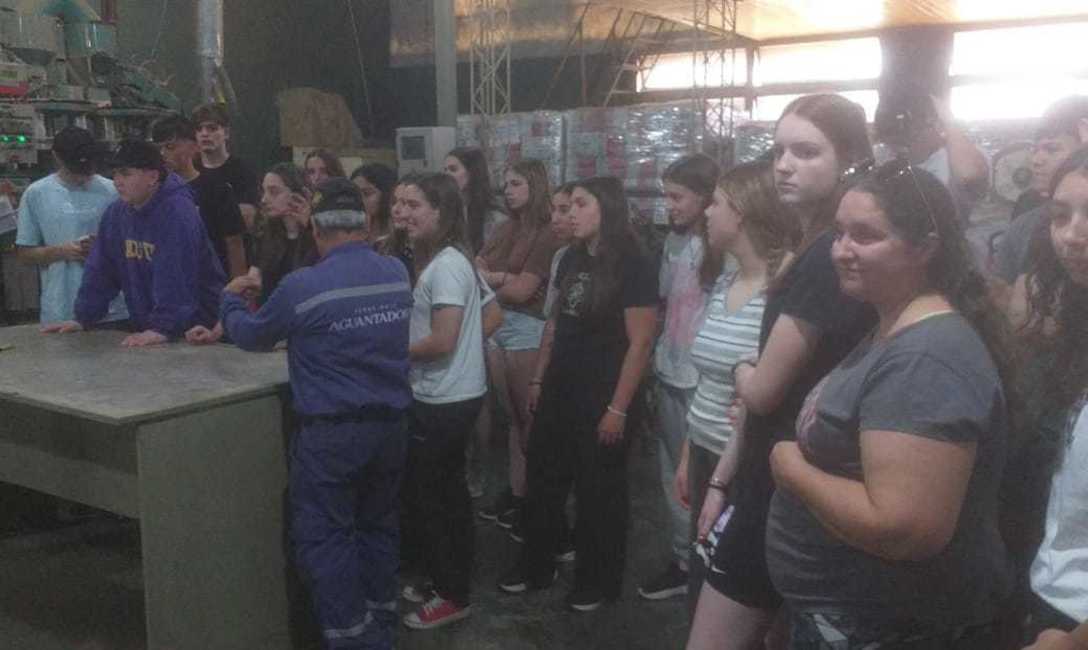 Imagen de El Mate en la Escuela: estudiantes de Santa Fe visitaron establecimientos yerbateros y entregaron un presente a la cooperativa que los apadrina