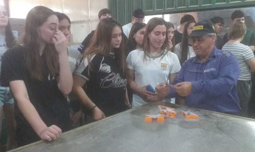 Imagen de El Mate en la Escuela: estudiantes de Santa Fe visitaron establecimientos yerbateros y entregaron un presente a la cooperativa que los apadrina