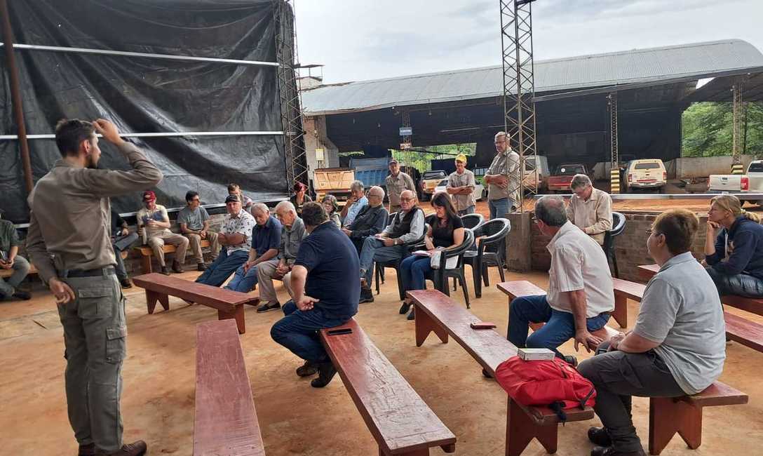 Imagen de Capacitación del SEY sobre plagas y enfermedades en yerba mate con productores de Oberá Imagen de Capacitación del SEY sobre plagas y enfermedades en yerba mate con productores de Oberá