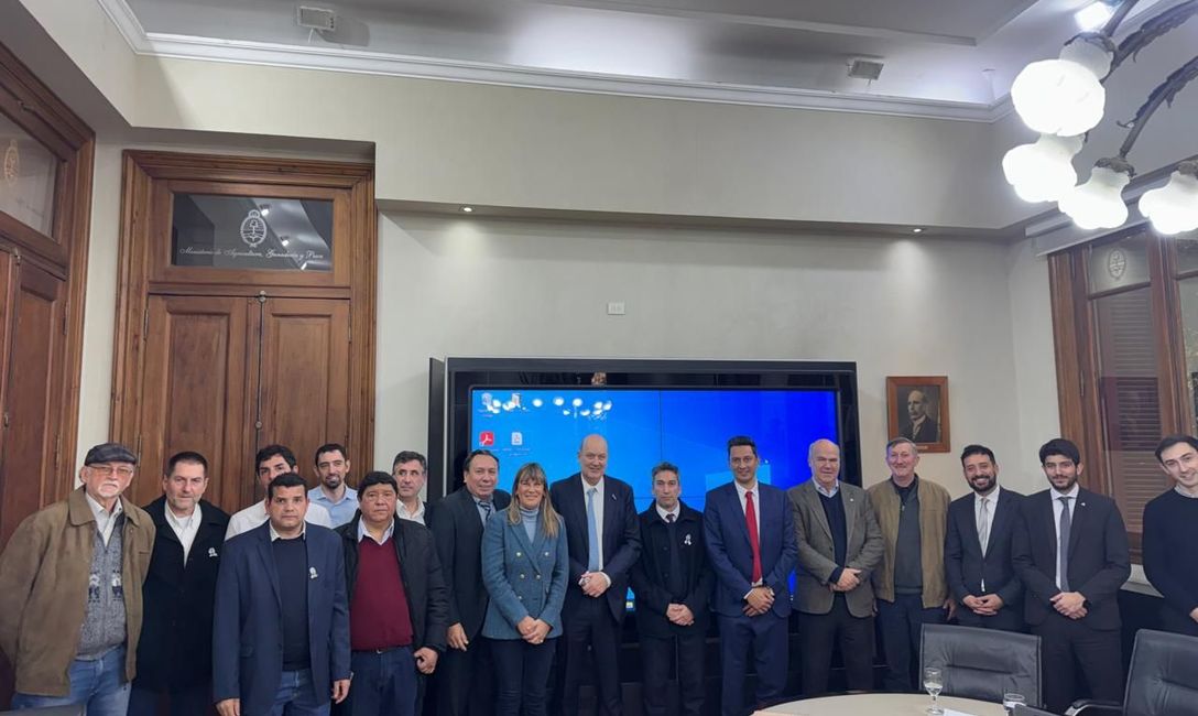 Imagen de Reunión con el Ministro de Desregulación y Transformación del Estado, y el Secretario de Agricultura, Ganadería y Pesca de la Nación Imagen de Reunión con el Ministro de Desregulación y Transformación del Estado, y el Secretario de Agricultura, Ganadería y Pesca de la Nación