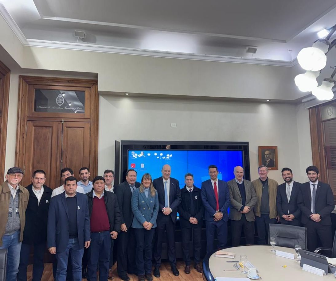 Imagen de Reuni&oacute;n con el Ministro de Desregulaci&oacute;n y Transformaci&oacute;n del Estado, y el Secretario de Agricultura, Ganader&iacute;a y Pesca de la Naci&oacute;n
